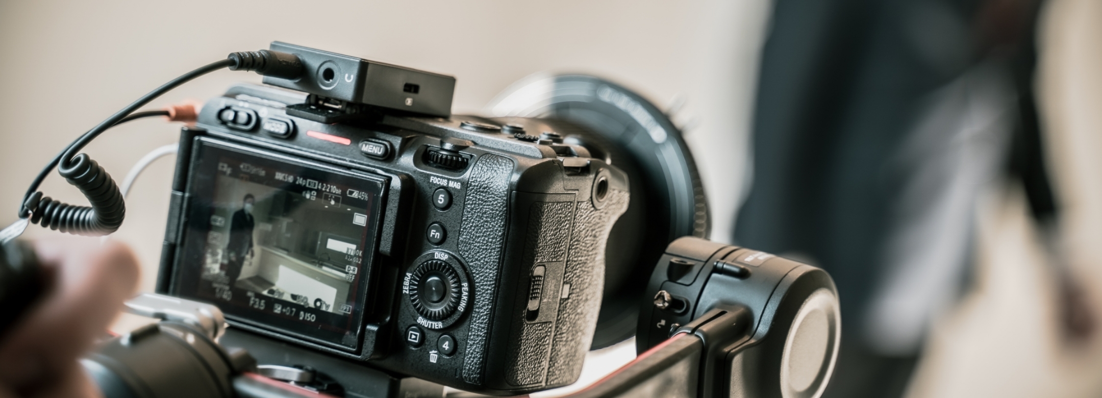 伝えるだけでは届かない惹きつけ、興味を動かす映像を。